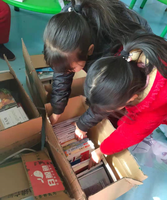 孩子们正在看捐赠的书籍