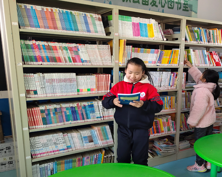 孩子们为书籍感到开心