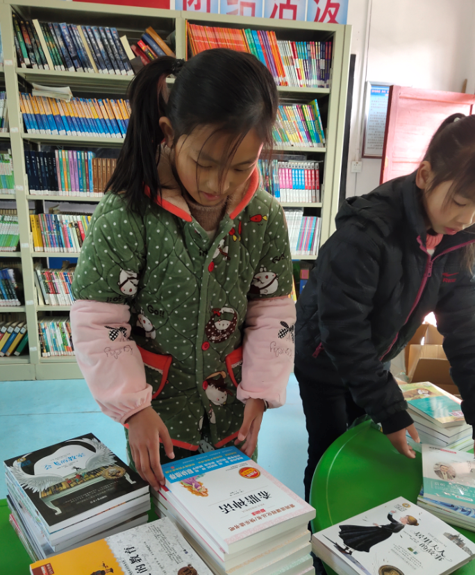 小朋友迫不及待阅读书籍